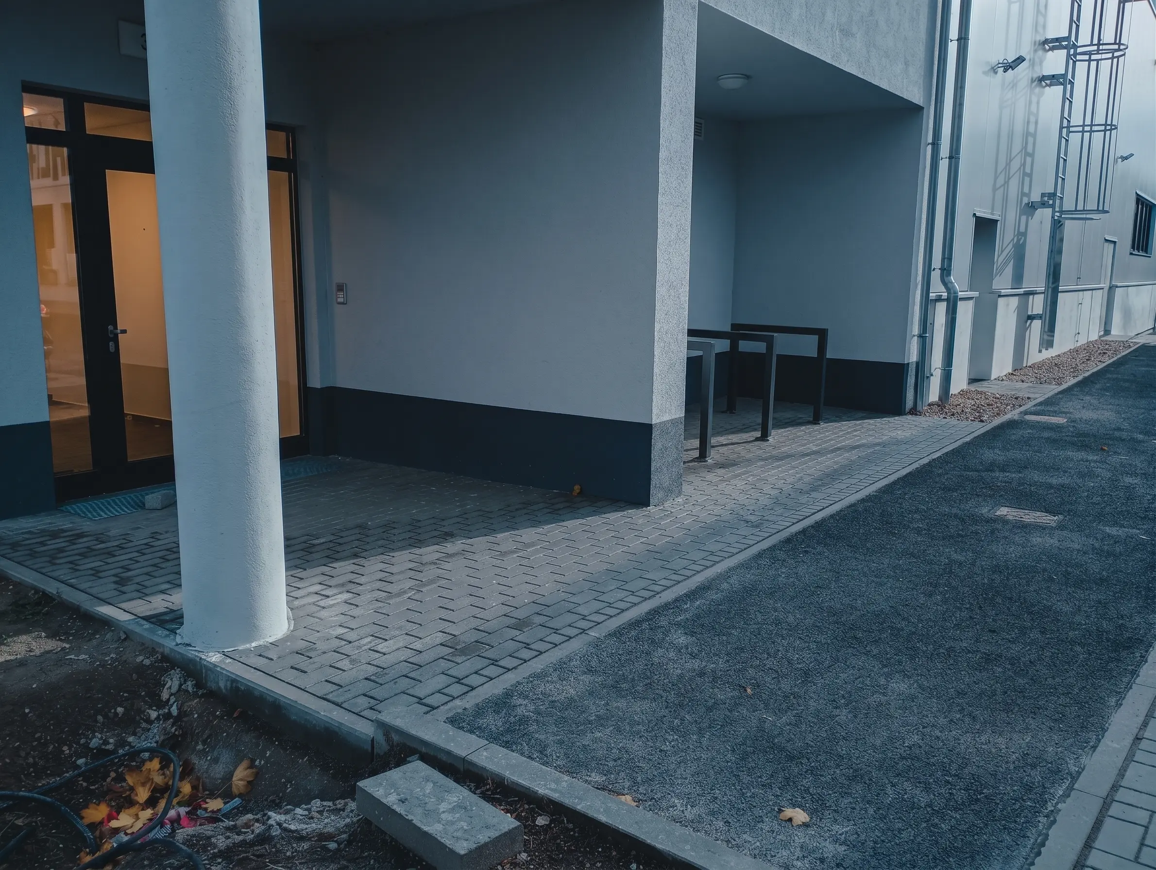 Eingangsbereich und Wege der Gewerbehalle in der Coppistraße