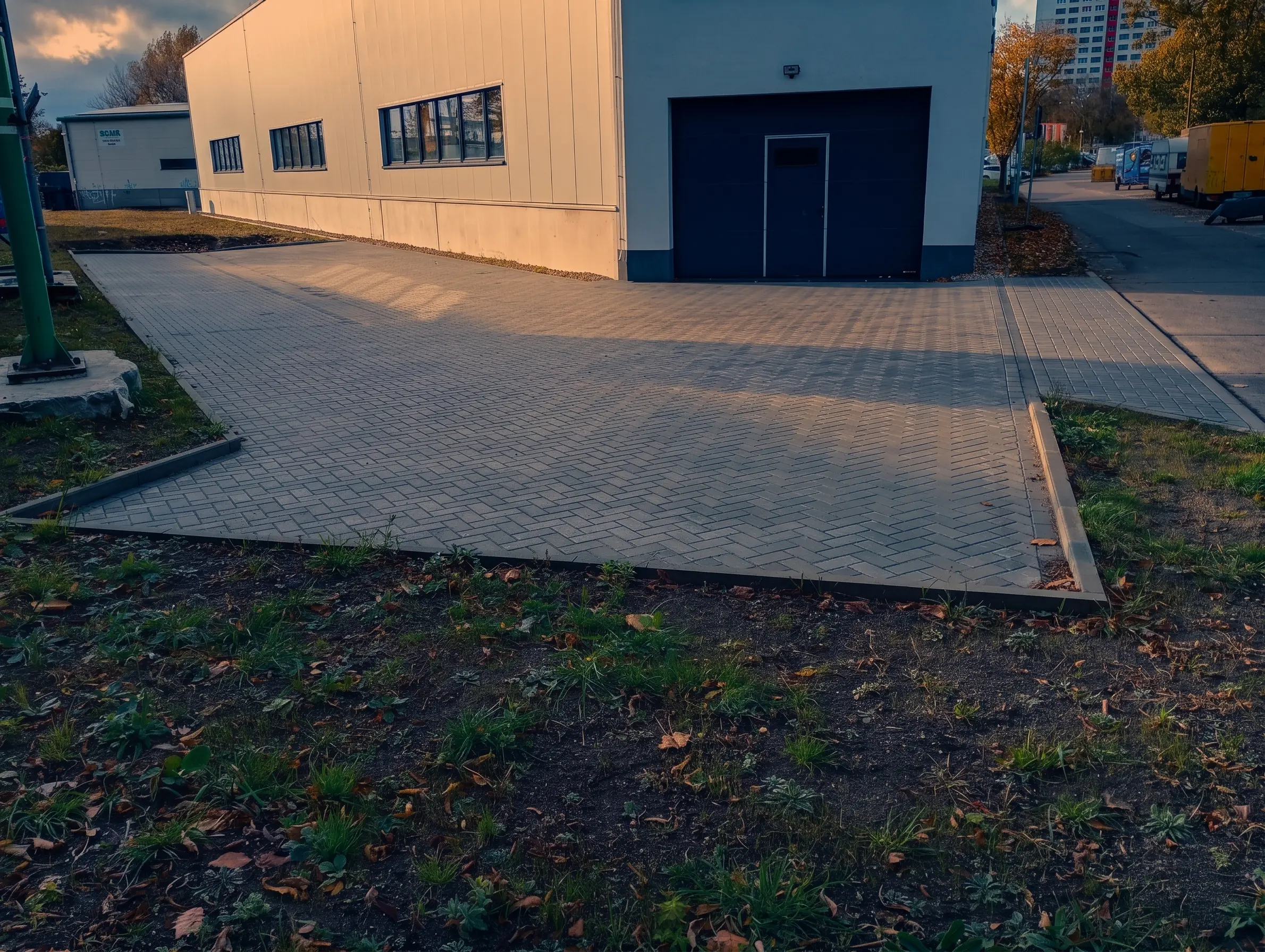 Gepflasterte Zufahrt zur Gewerbehalle